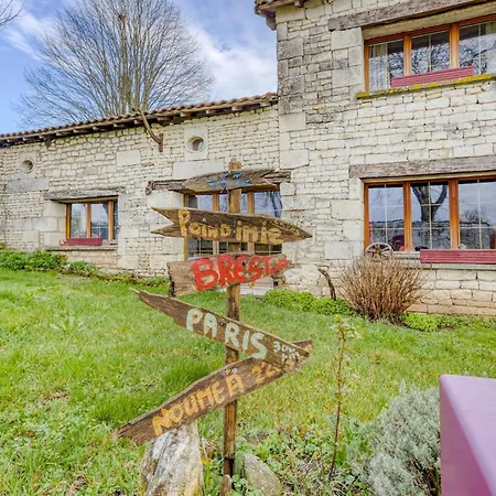 2 Bedroom Pet Friendly Home In Scorbe-Clairvaux 別荘